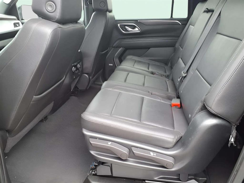 2023 Chevrolet Suburban LT photo 4