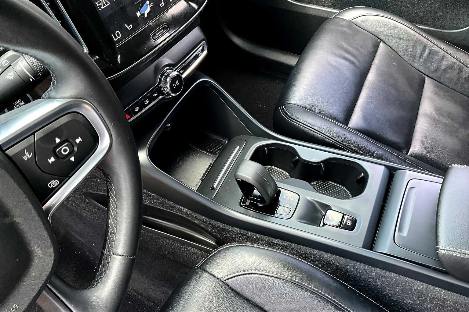 2022 Volvo XC40 Momentum photo 14