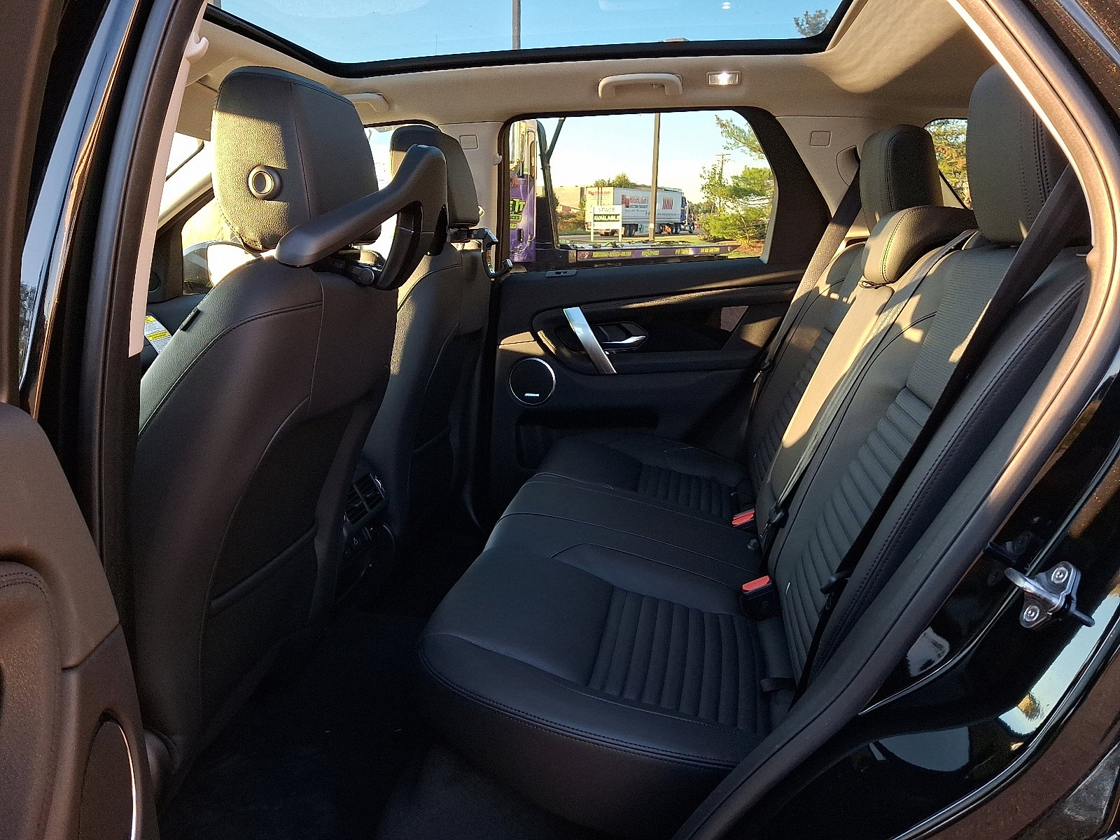 2025 Land Rover Discovery Sport S photo 4