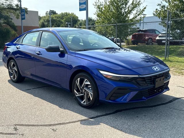 2025 Hyundai Elantra SEL Sport photo 3