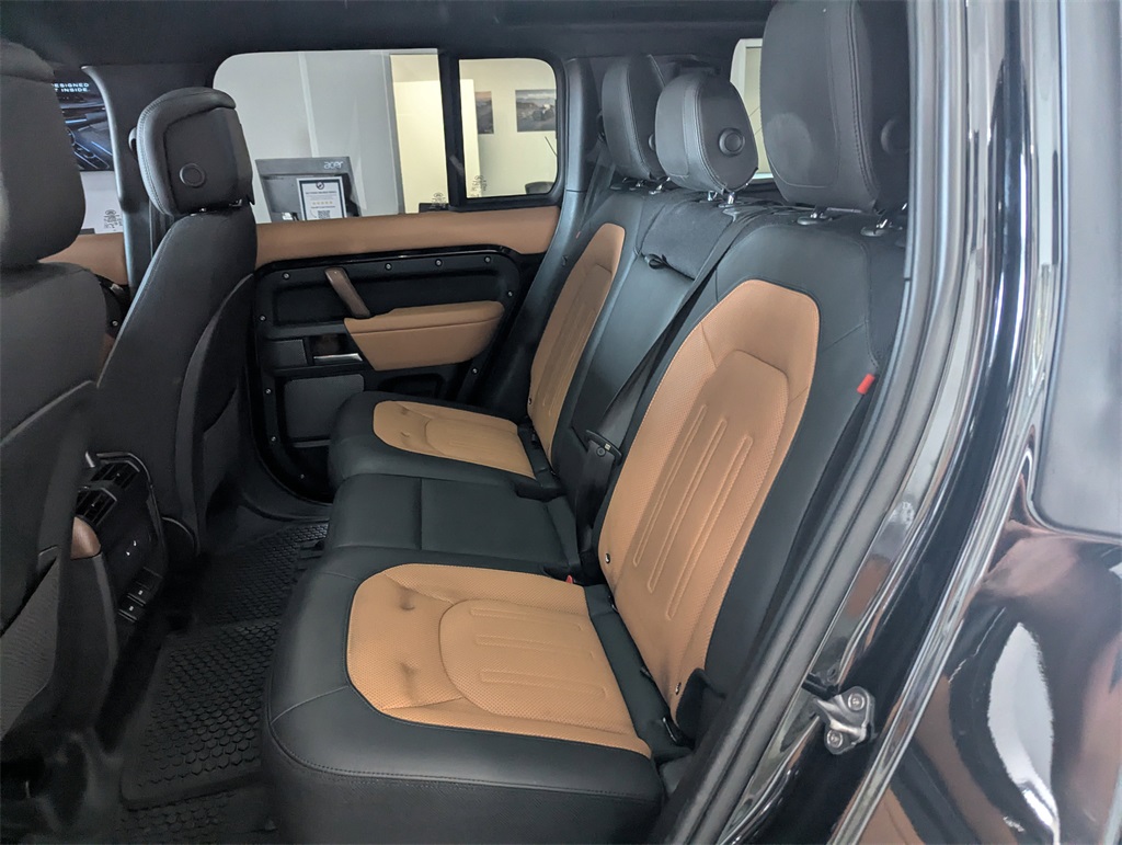 2023 Land Rover Defender 110 photo 27