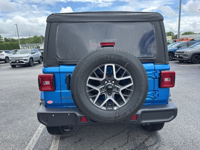 2025 Jeep Wrangler Sahara photo 4