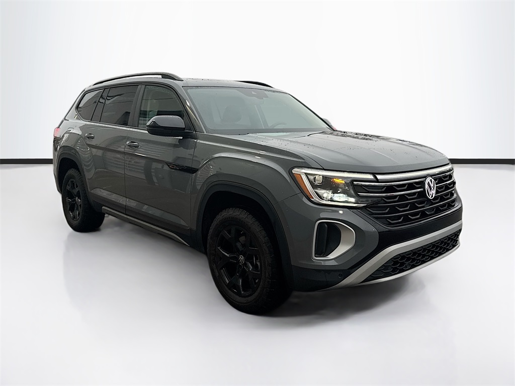 2025 Volkswagen Atlas Peak Edition SE photo 3