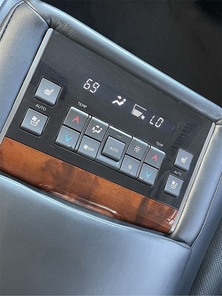 2019 Lexus LX 570 photo 13