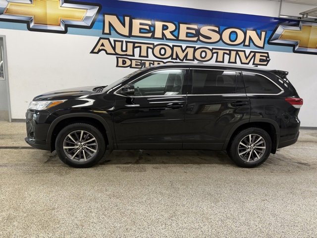 Used 2019 Toyota Highlander XLE with VIN 5TDJZRFH3KS576726 for sale in Detroit Lakes, Minnesota