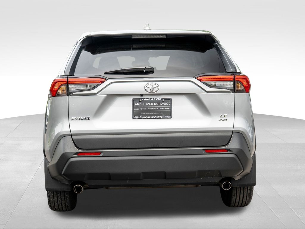 2022 Toyota RAV4 LE photo 5