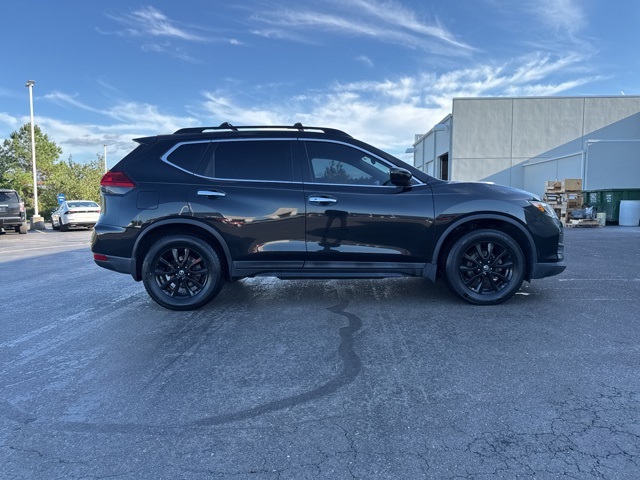 2017 Nissan Rogue SV photo 6