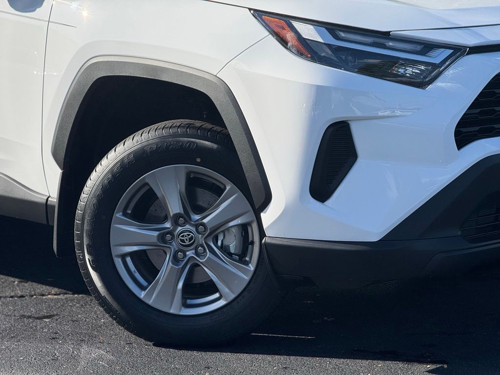 2025 Toyota RAV4 XLE photo 3