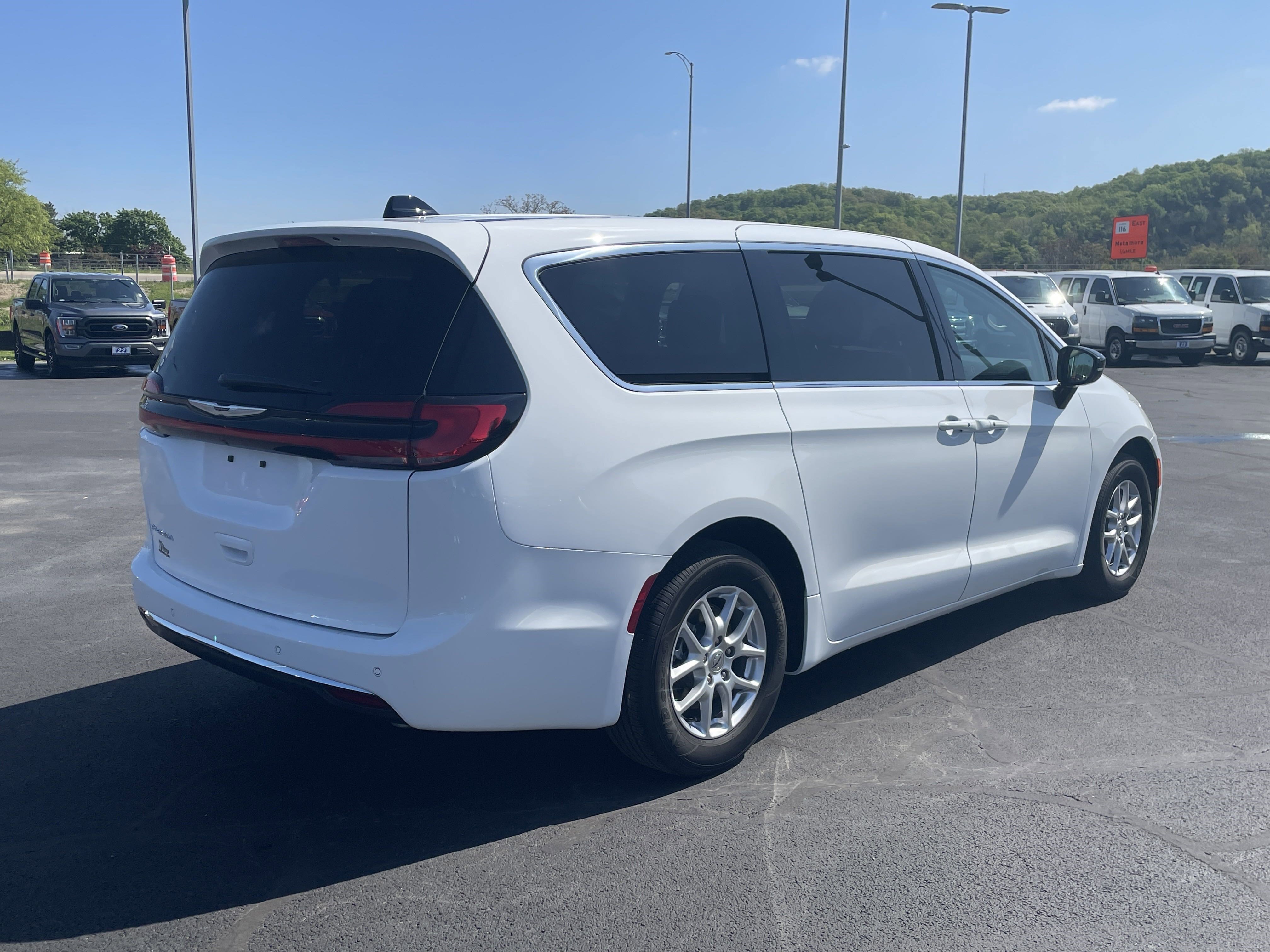 2024 Chrysler Pacifica Touring L photo 6