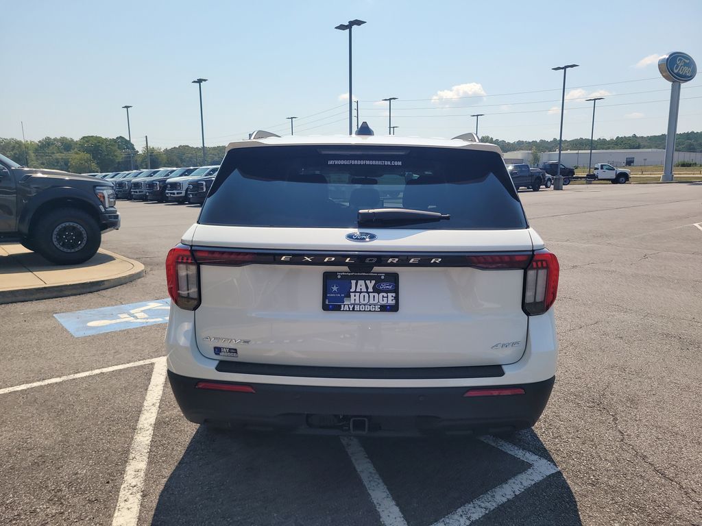 2025 Ford Explorer photo 3