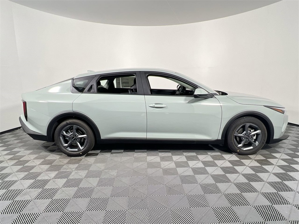2025 Kia K4 LXS photo 2
