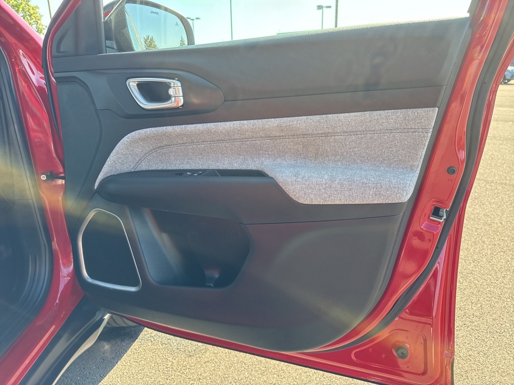 2024 Jeep Compass Latitude photo 30