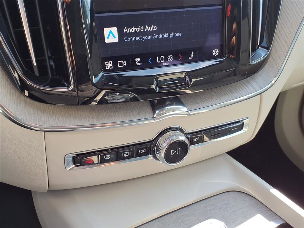 2022 Volvo XC60 Recharge Hybrid Inscription photo 9