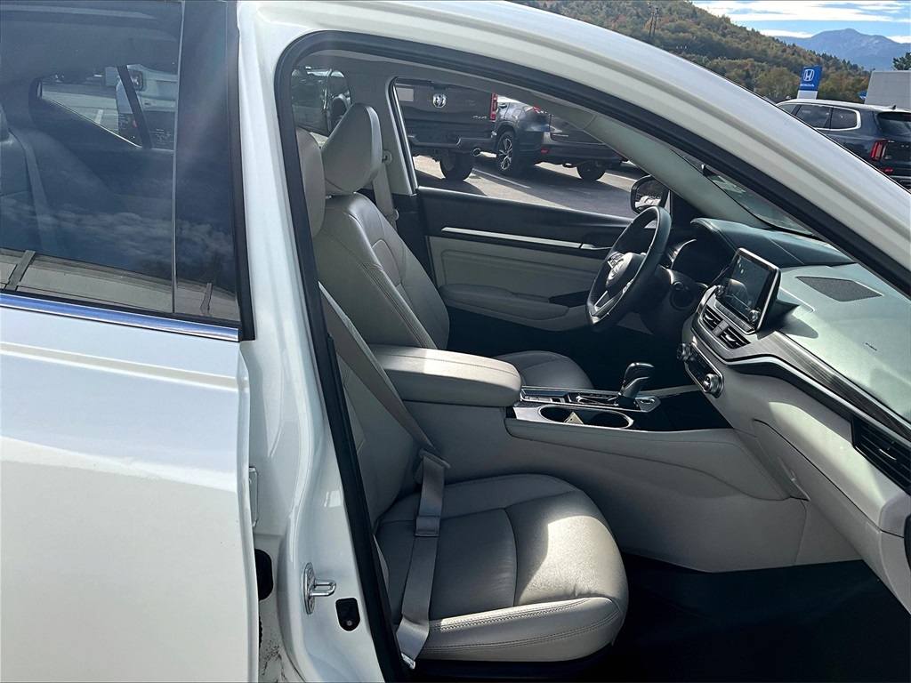 2021 Nissan Altima 2.5 Platinum photo 10