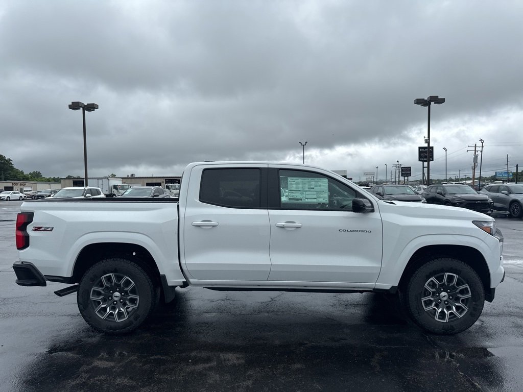 2025 Chevrolet Colorado Z71 photo 2