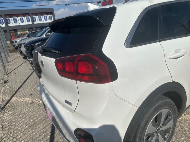 Used 2020 Snow White Pearl Kia LX image 8