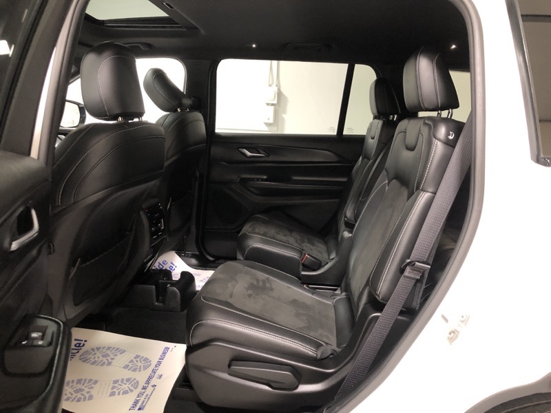 2023 Jeep Grand Cherokee Altitude photo 16