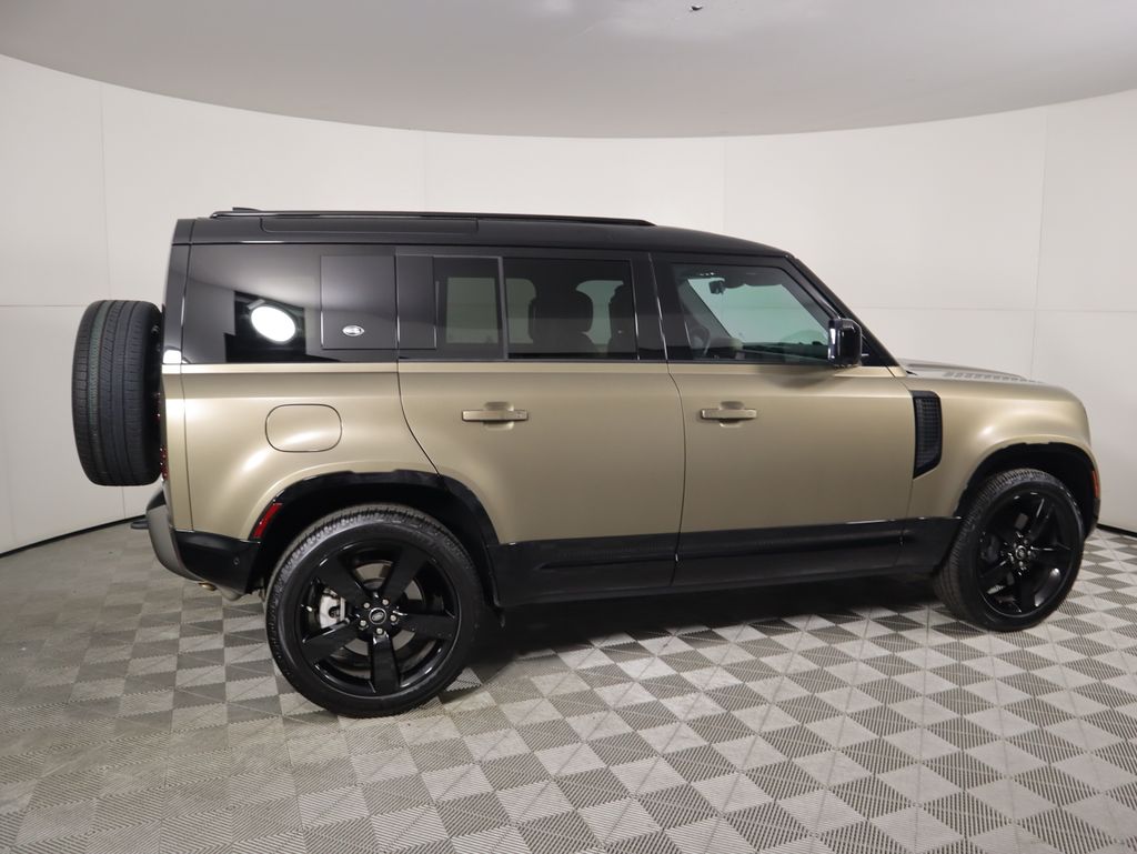 2022 Land Rover Defender 110 X-Dynamic HSE photo 3