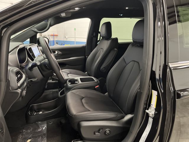 2026 Chrysler Pacifica photo 4