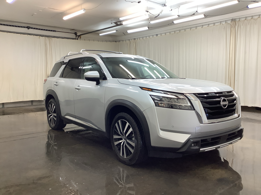 2023 Nissan Pathfinder Platinum photo 3