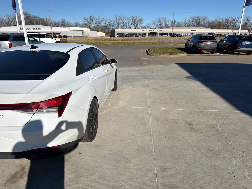 2021 Hyundai Elantra SEL Convenience photo 2