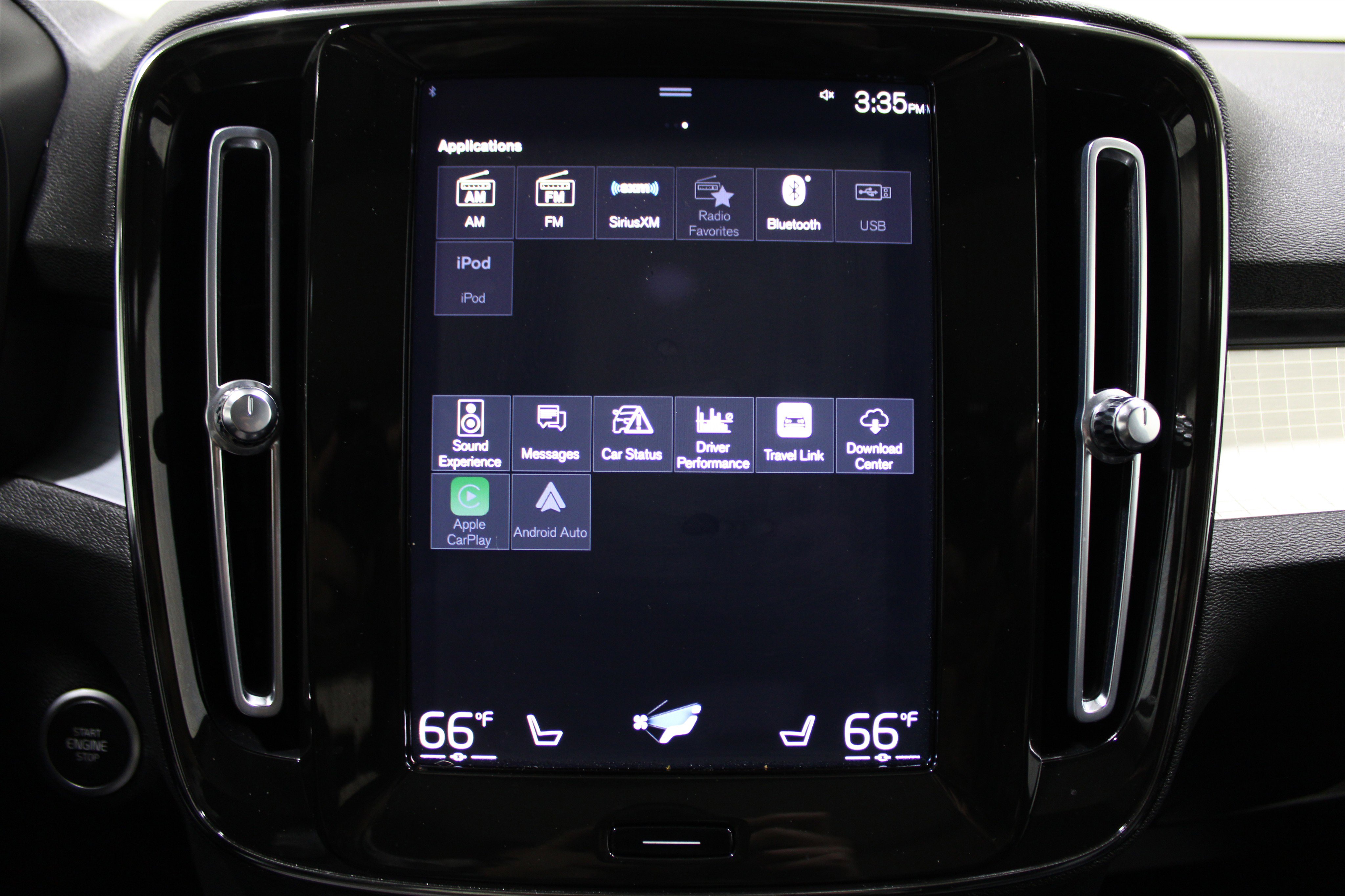 2022 Volvo XC40 Momentum photo 4