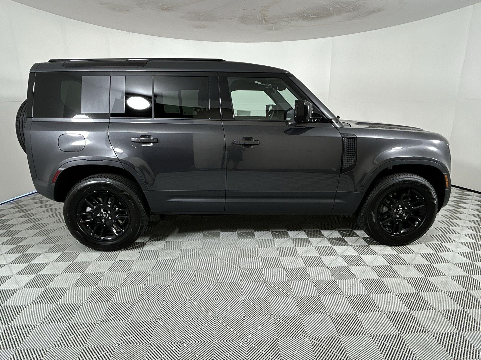 2025 Land Rover Defender 110 S photo 6