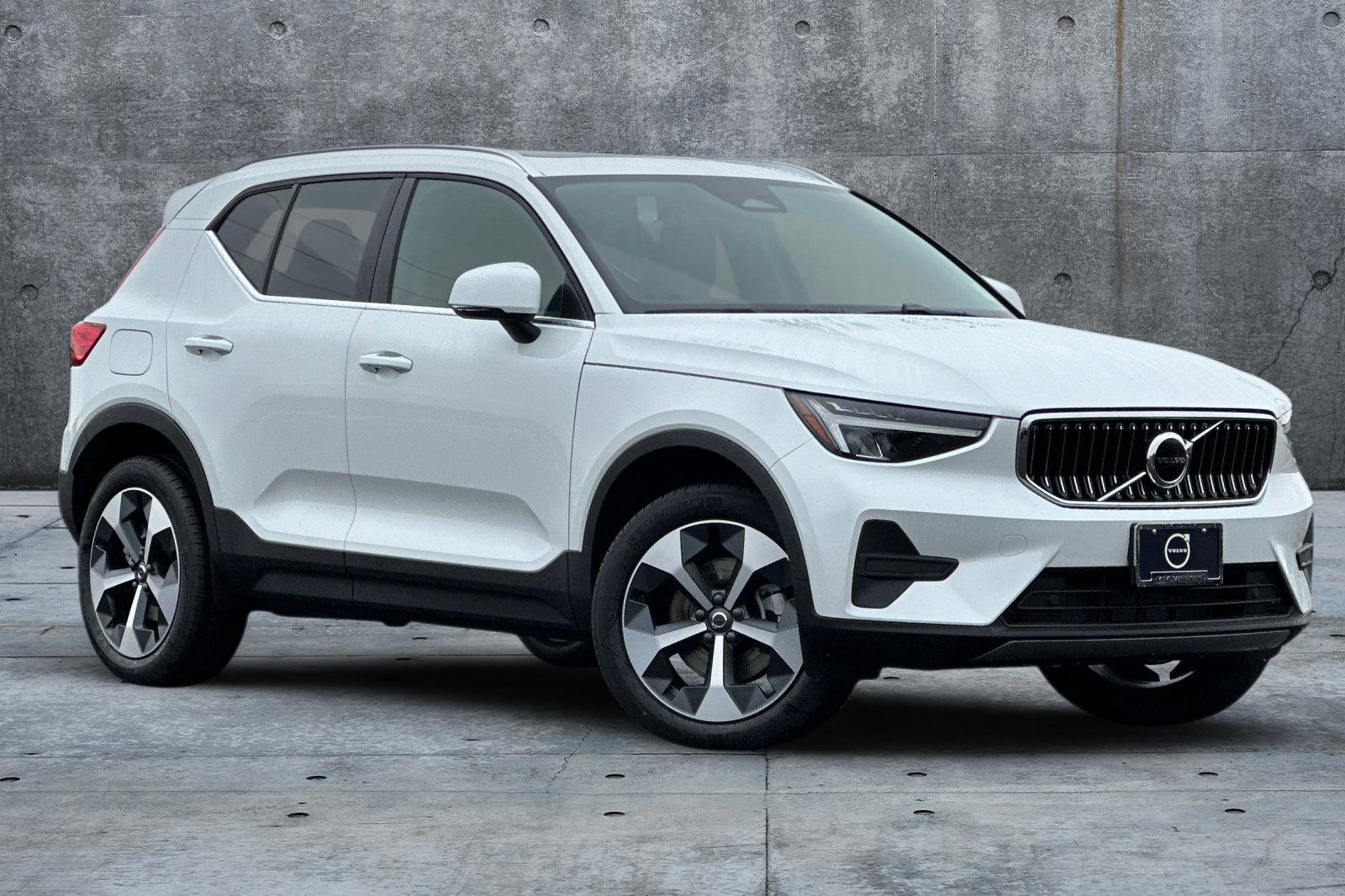 2025 Volvo XC40 Core