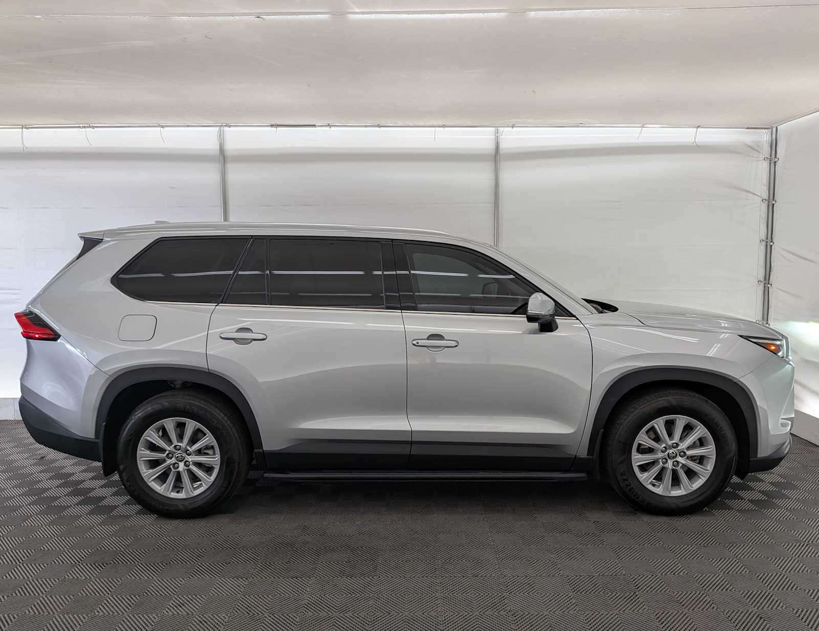 2024 Toyota Grand Highlander XLE photo 3