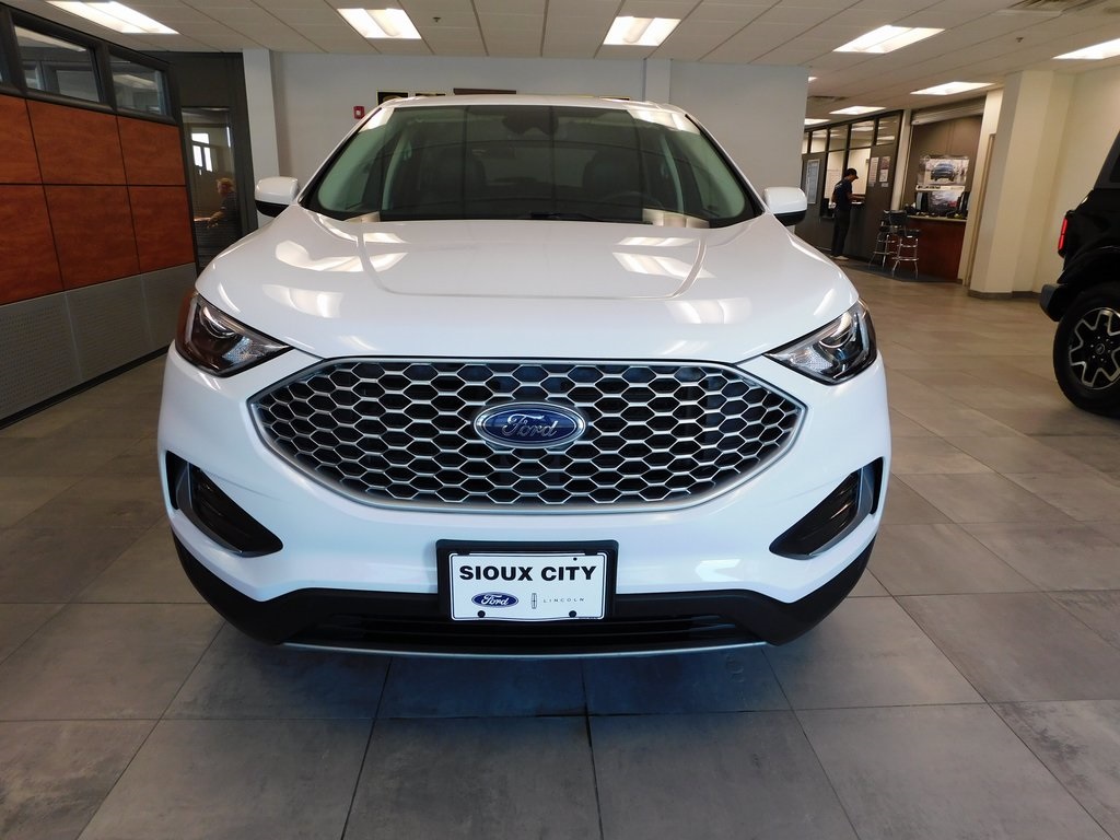 2024 Ford Edge SEL photo 2