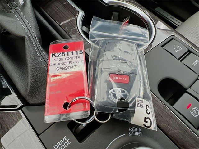 2025 Toyota Highlander Limited photo 11