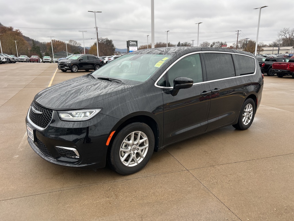 Used 2025 Chrysler Pacifica Select with VIN 2C4RC1BG7SR552117 for sale in Winona, Minnesota