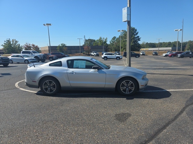 2011 Ford Mustang V6 Premium photo 2