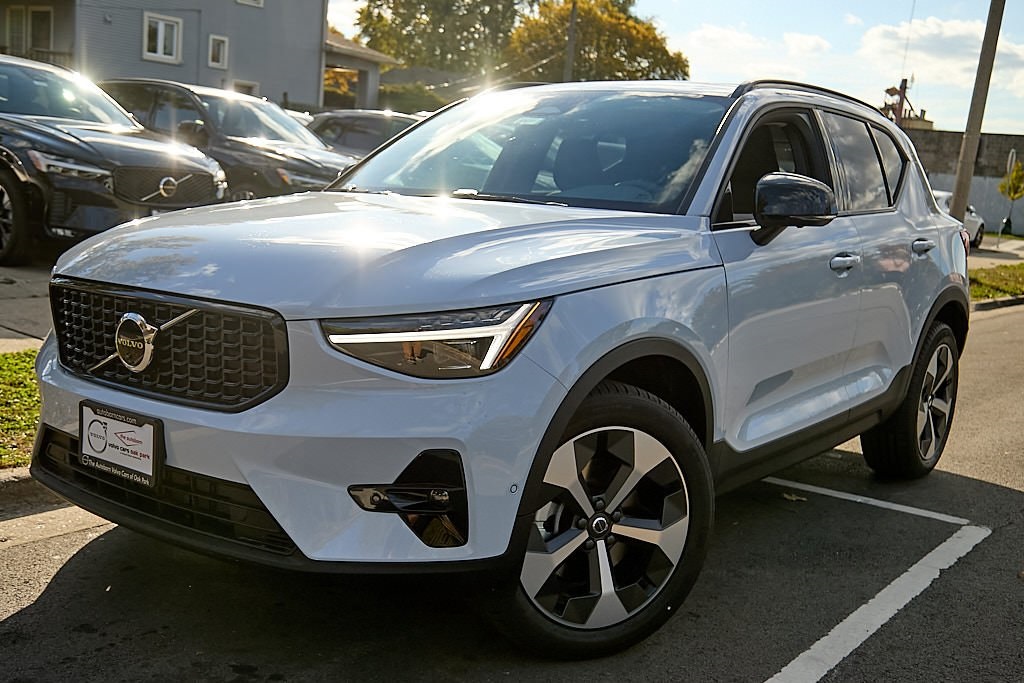 2026 VOLVO XC40 - Image 1