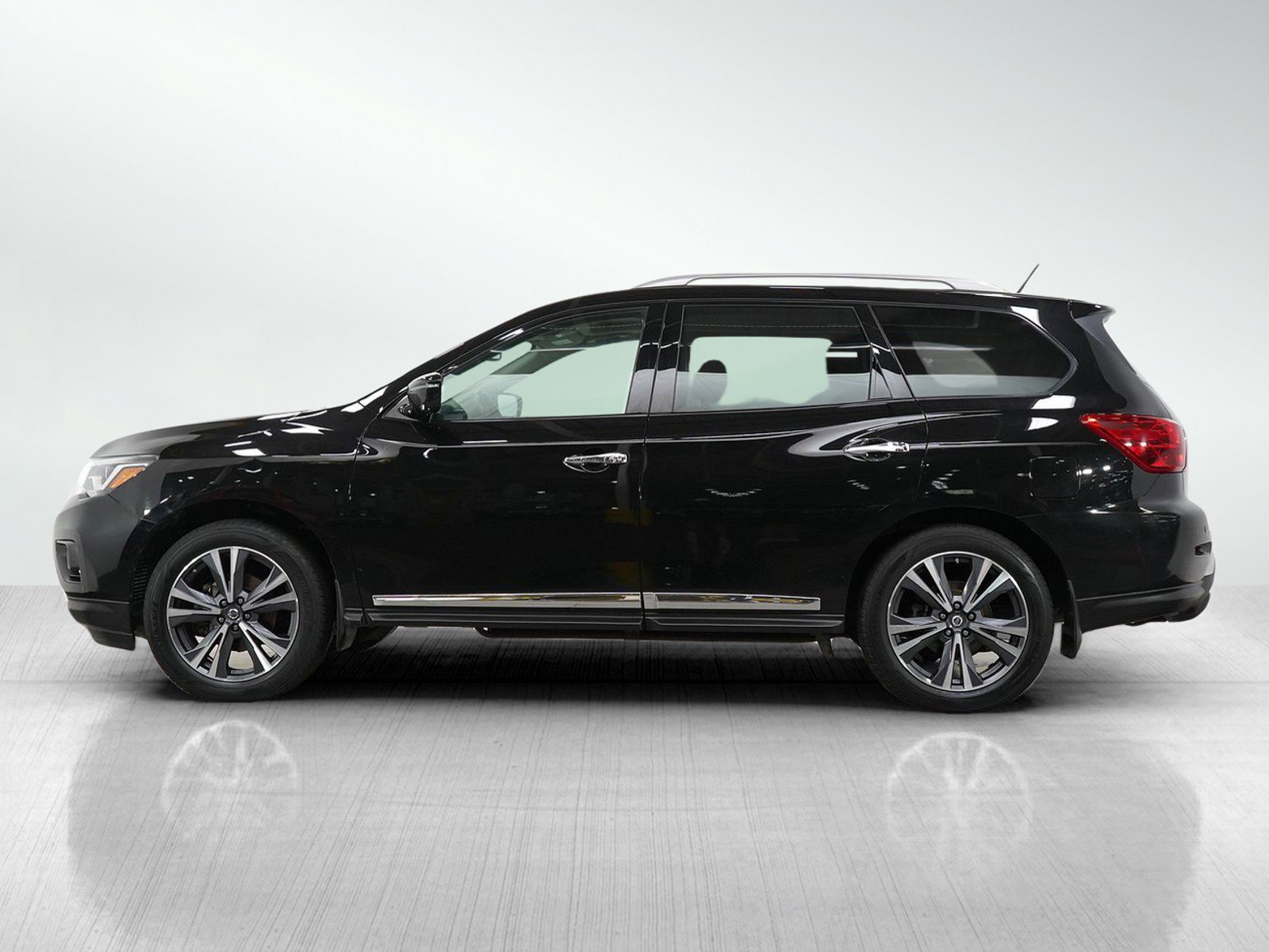 Used 2017 Nissan Pathfinder Platinum with VIN 5N1DR2MM1HC697586 for sale in Bloomington, Minnesota