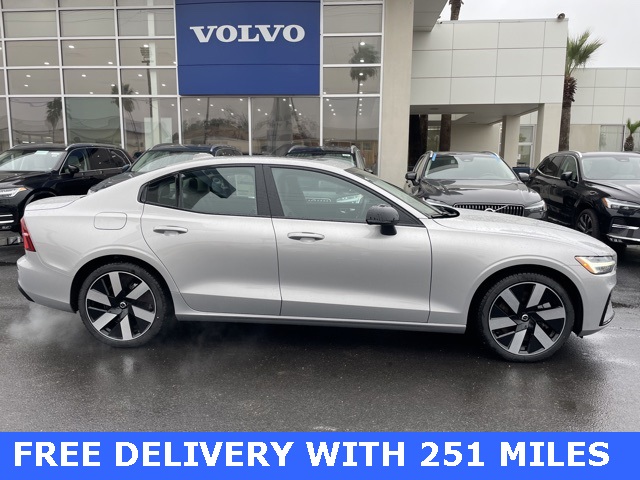2024 Volvo S60 Recharge T8 AWD Core photo 4