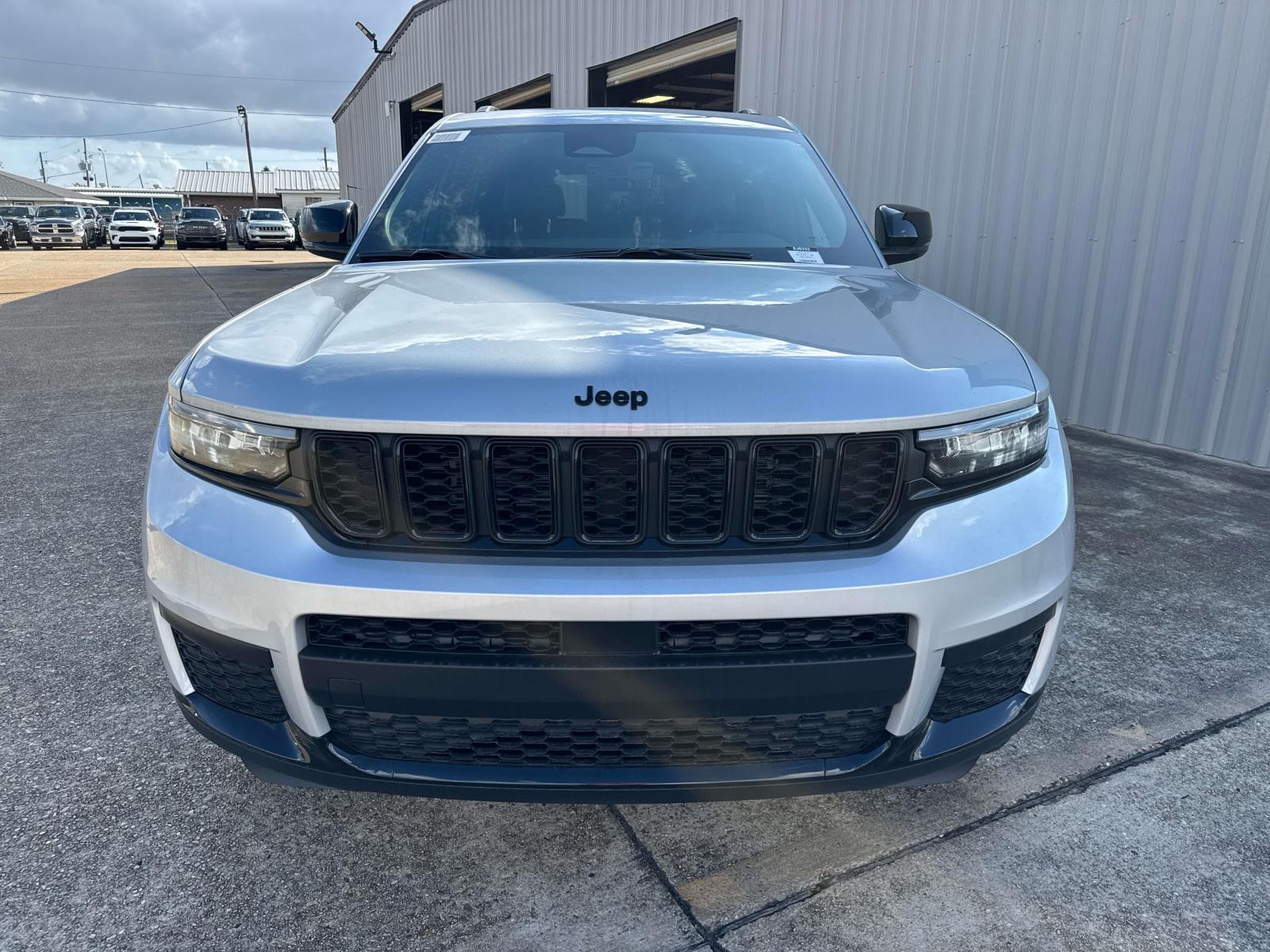 2025 Jeep Grand Cherokee Altitude photo 2