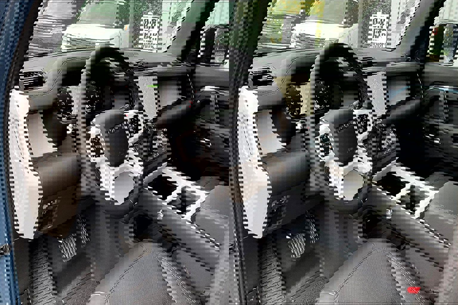 2025 Land Rover Defender 110 S photo 4