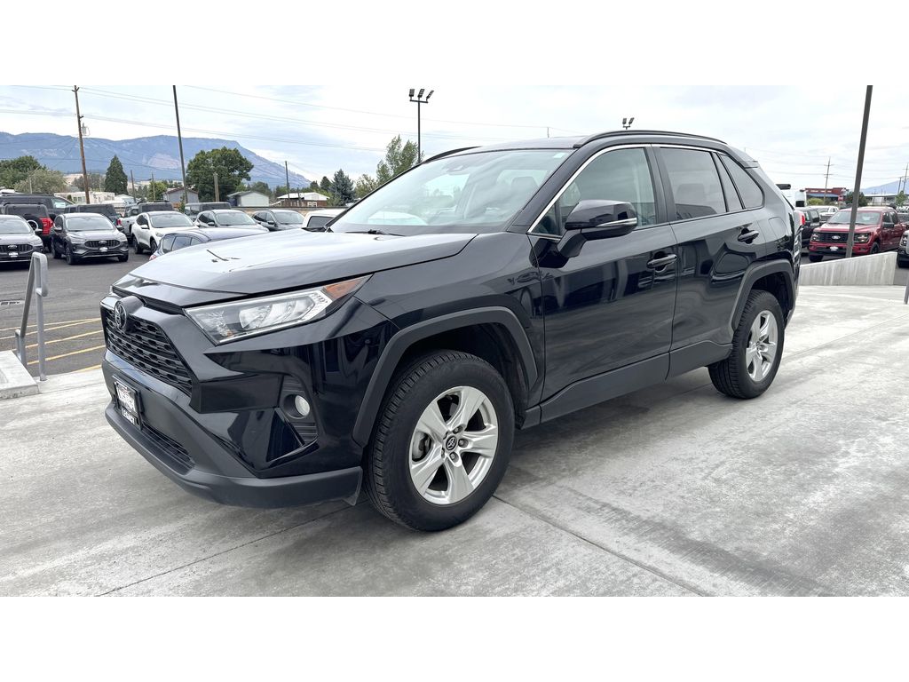 2020 Toyota RAV4 XLE photo 3