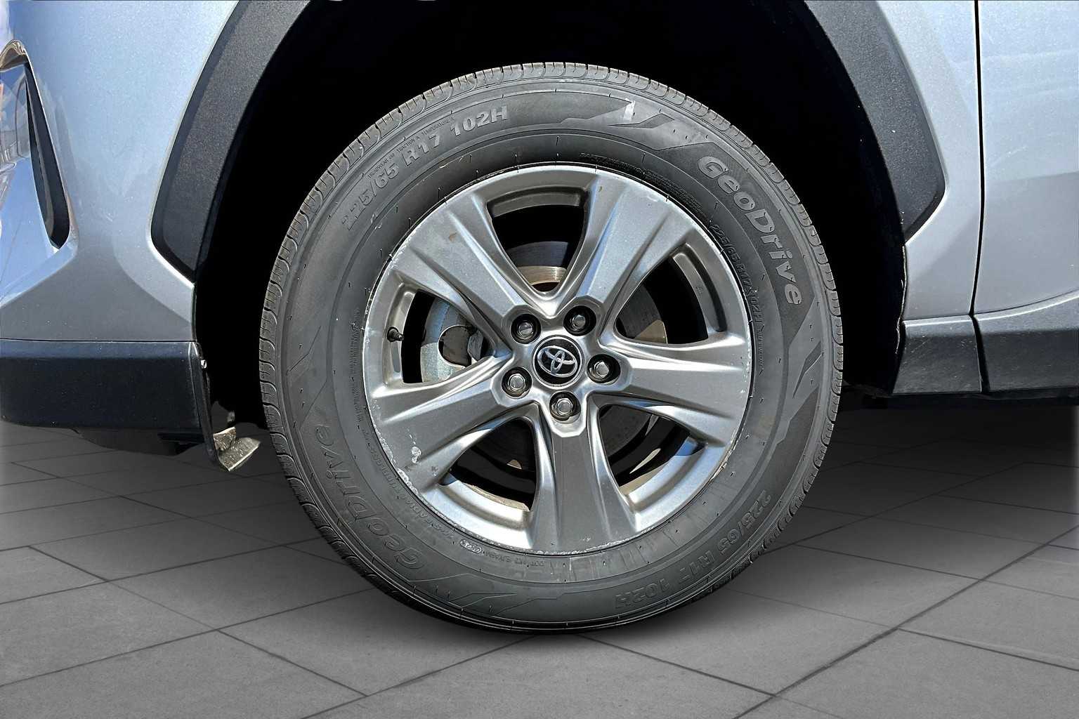 2024 Toyota RAV4 Hybrid XLE photo 10