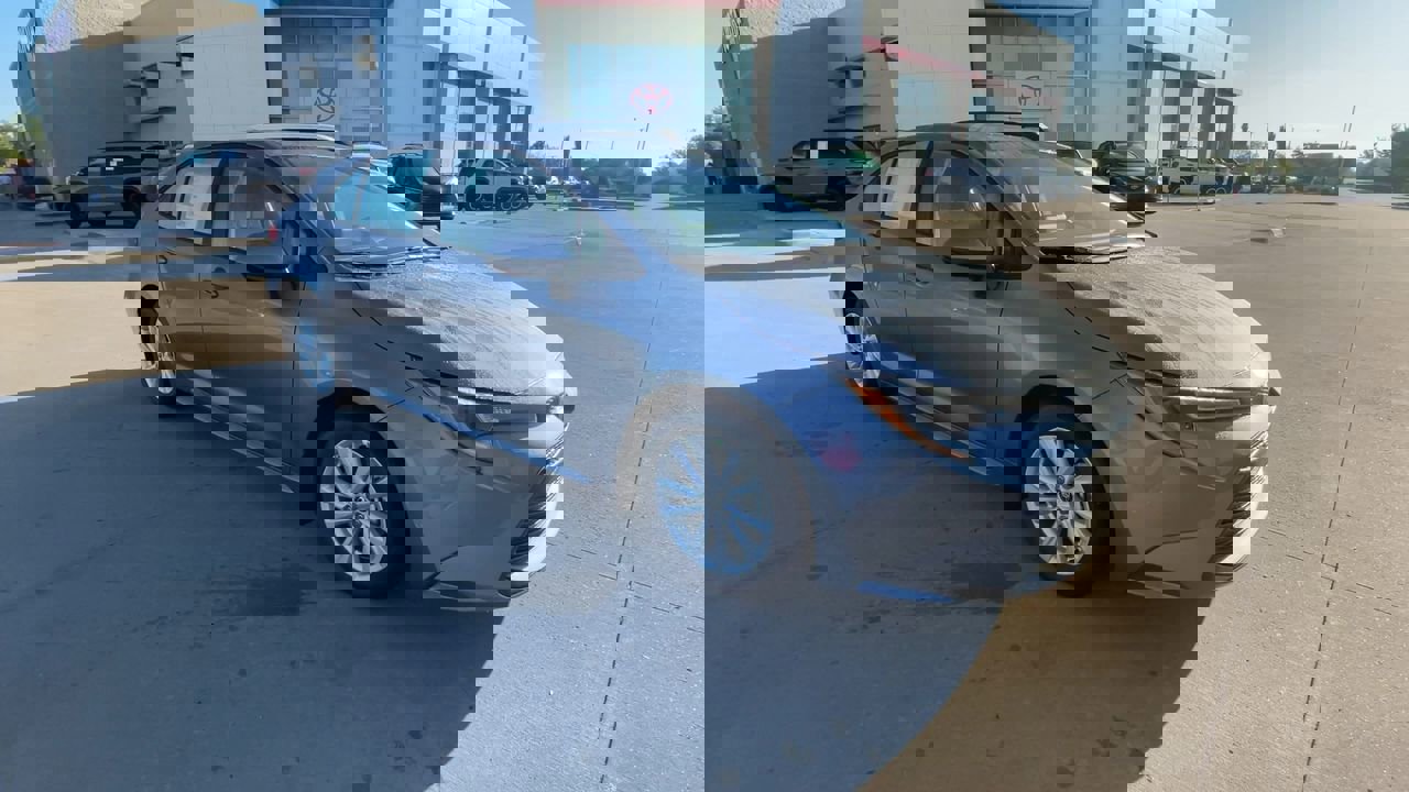 2025 Toyota Corolla LE photo 2