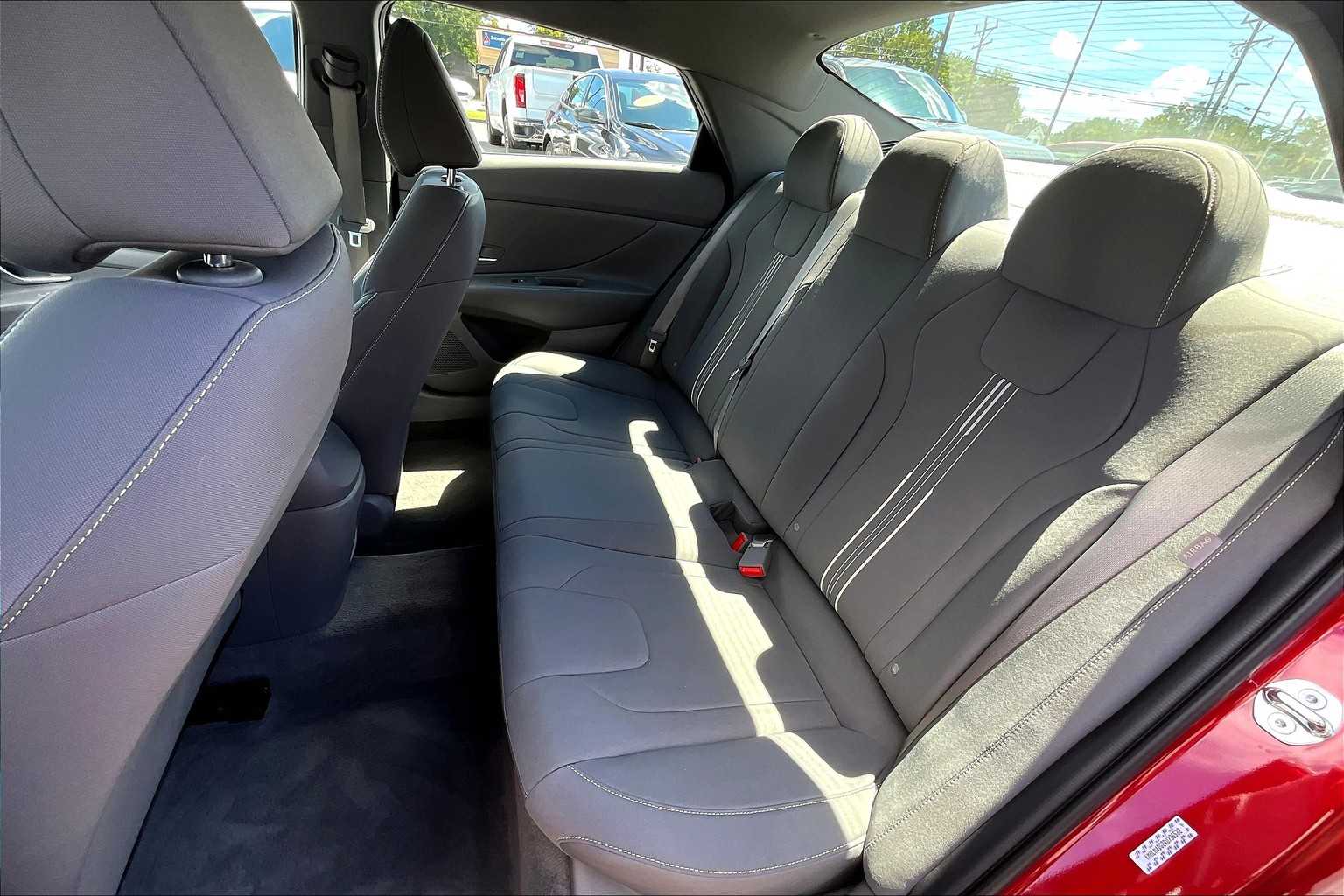 2024 Hyundai Elantra SEL photo 18