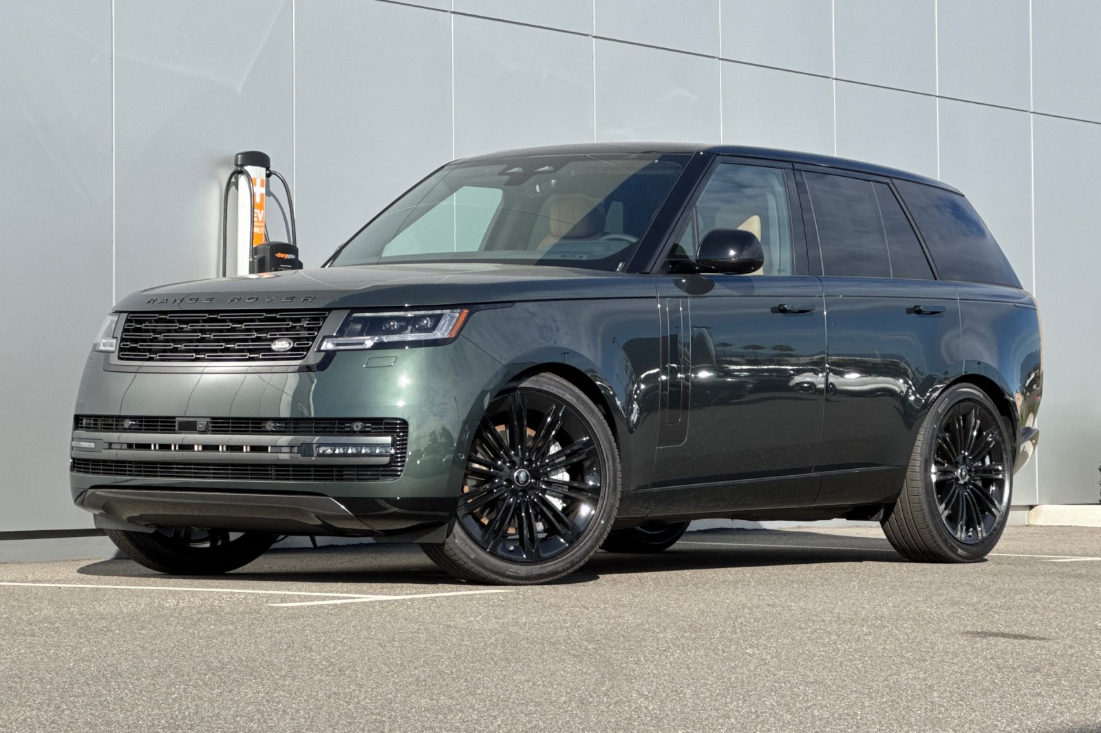 2025 Land Rover Range Rover SE's photo