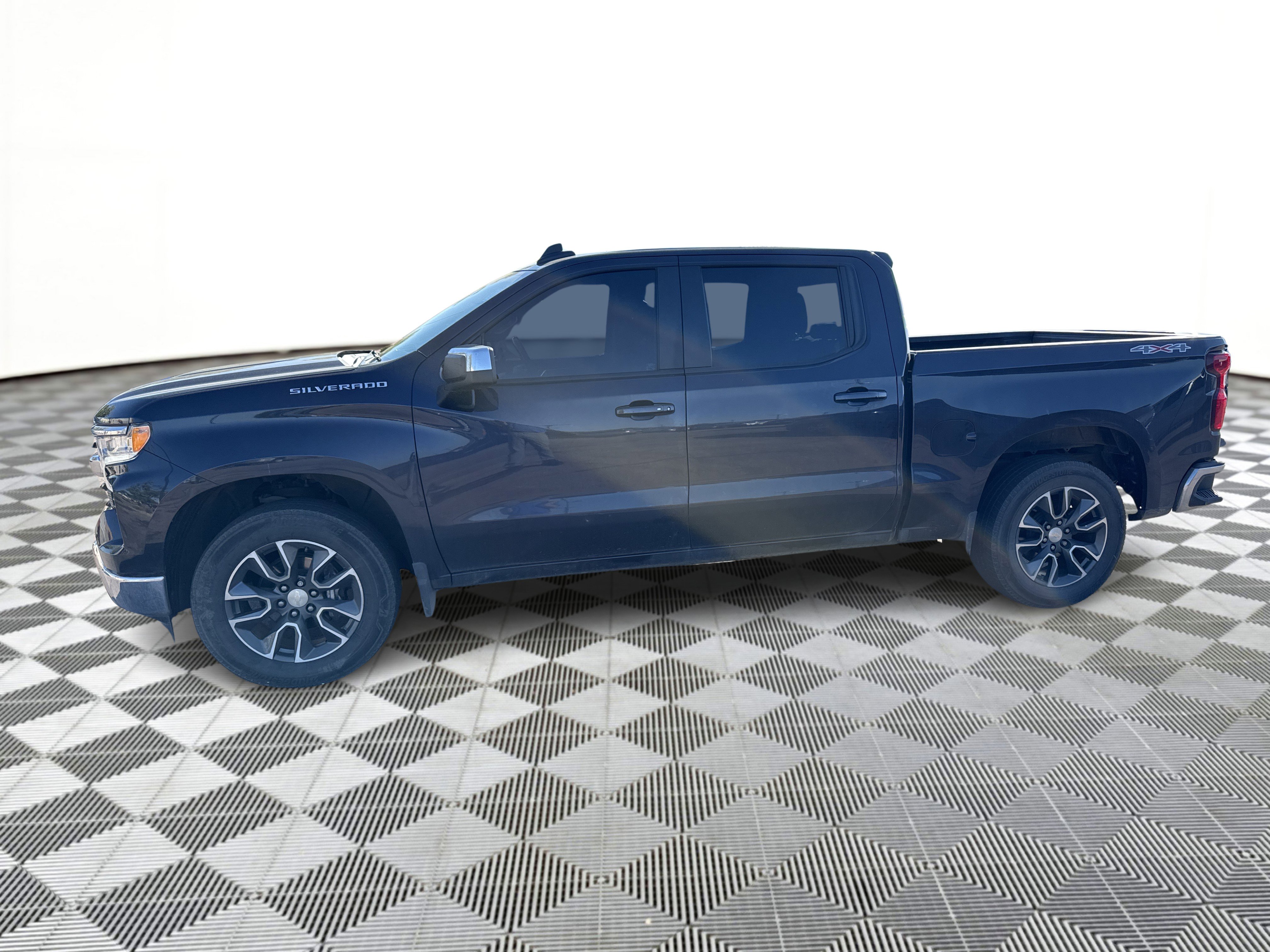 2022 Chevrolet Silverado 1500 LT photo 2