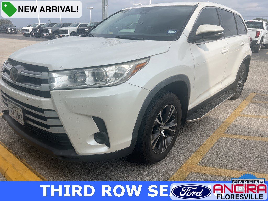 2019 Toyota Highlander LE's photo