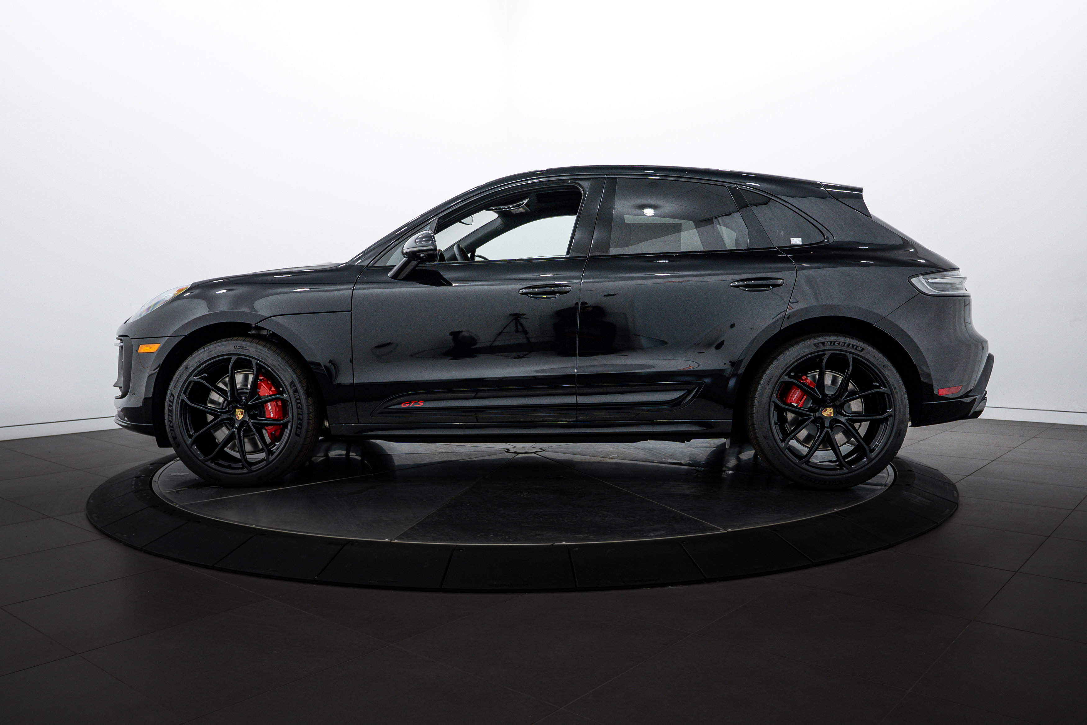 2026 Porsche Macan GTS photo 2