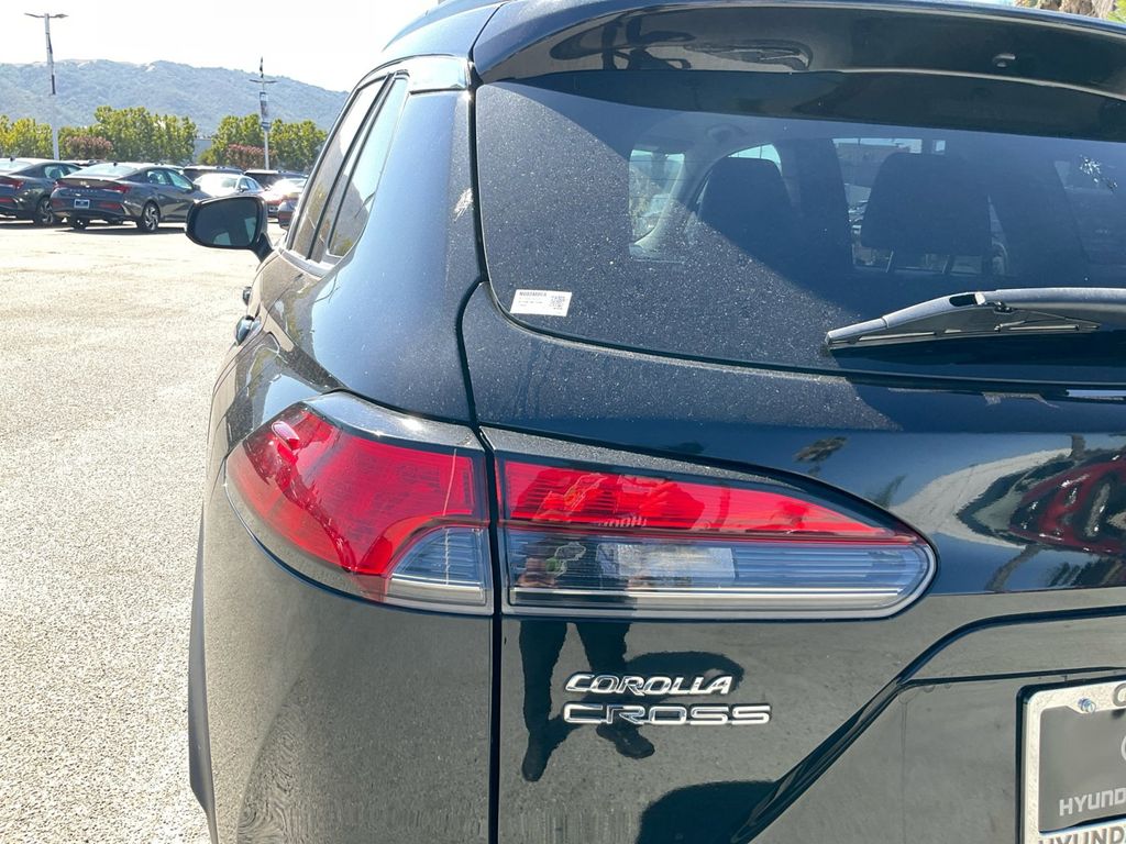 2022 Toyota Corolla Cross XLE photo 30