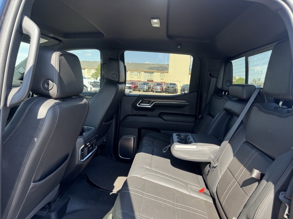 2023 Chevrolet Silverado 1500 High Country photo 2