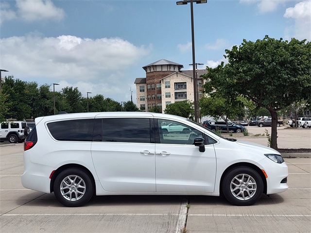 2025 Chrysler Voyager LX photo 2