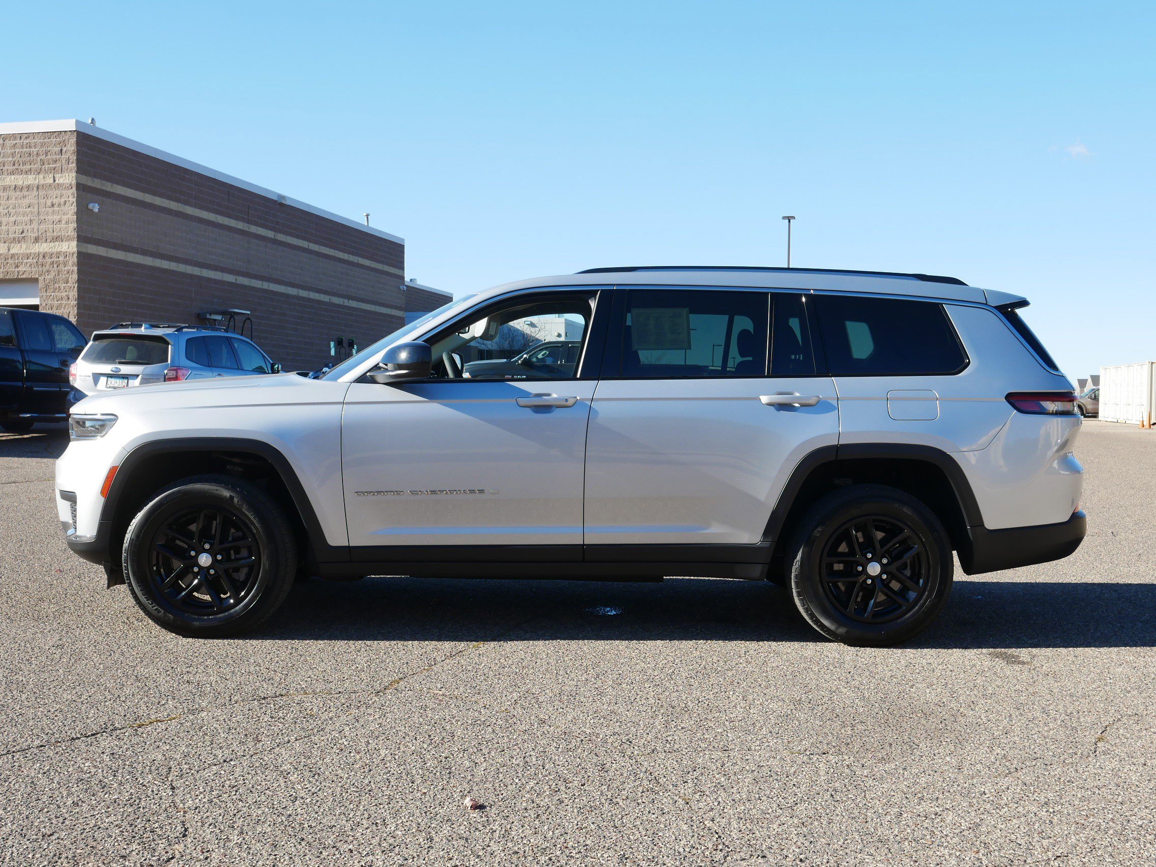 2023 Jeep Grand Cherokee Laredo photo 4